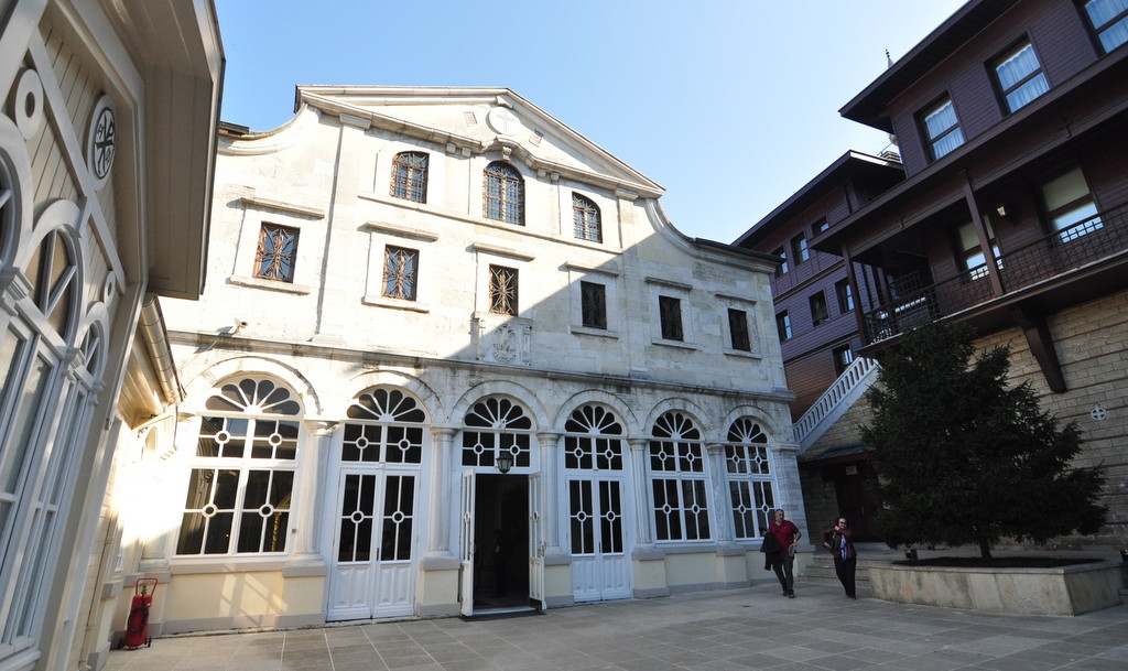 Fener Rum Patrikhanesi İstanbulun Balat semtinde konumlanır