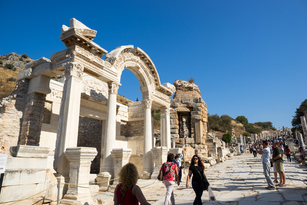 Efes Antik Kenti İzmir'in Selçuk ilçesinde konumlanıyor