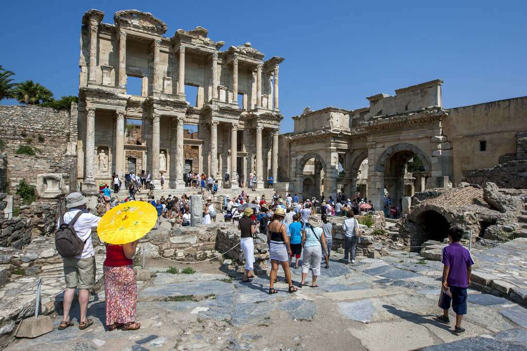 Efes Harabelerinde gezilecek yerler arasındaki Celsus Kitaplığı