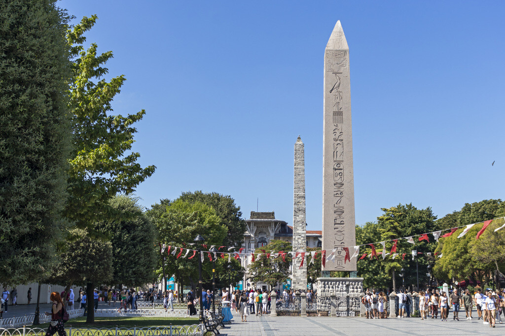 Sultanahmet Meydanı ortasındaki Mısır Obeliski veya Dikilitaş