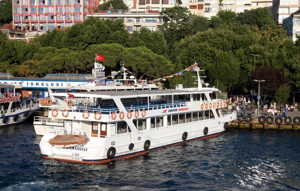 Dentur Gezi Teknesi Üsküdar sahilinde park etmiş halde yolcularını bekliyor
