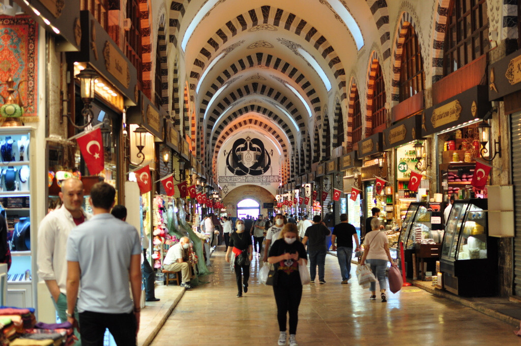 Eminönü Mısır Çarşısı’nda tezgâhlara yığılmış baharatlar ve kuru meyveler arasında dolaşan insanlar